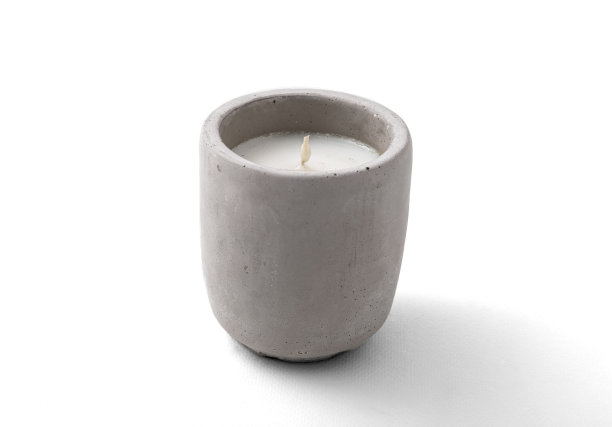 白色背景上混凝土烛台上的蜡烛。绝缘。图片下载