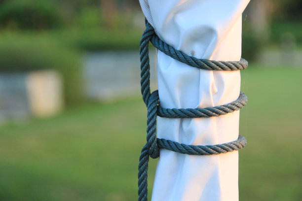 整齐地系上一根大绳子，牢牢地抓住东西。图片下载