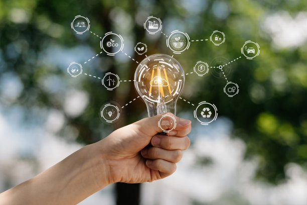 绿色背景的手持灯泡。创意太阳能在大自然中的概念，在虚拟的图标屏幕图标图片下载