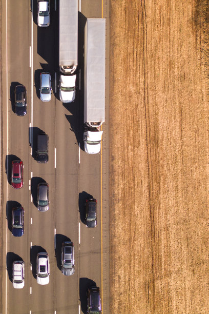 高速公路上交通缓慢。汽车和卡车。鸟瞰图图片下载