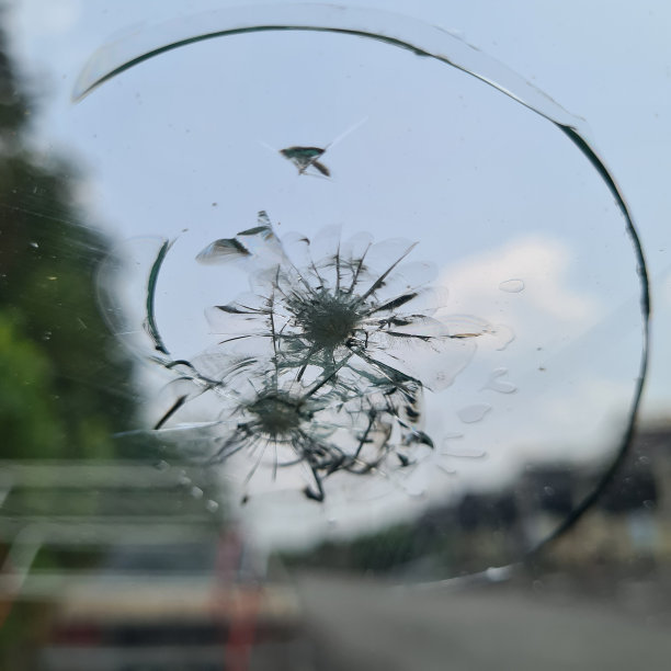 从石头股票照片破碎的汽车挡风玻璃图片下载