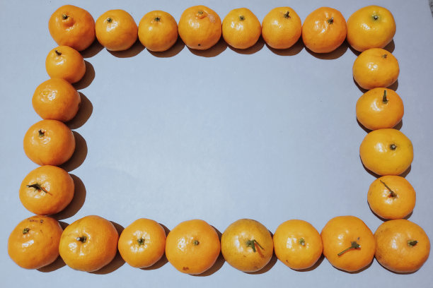 许多新鲜的橘子在白色上形成孤立的矩形。关闭了。图片下载