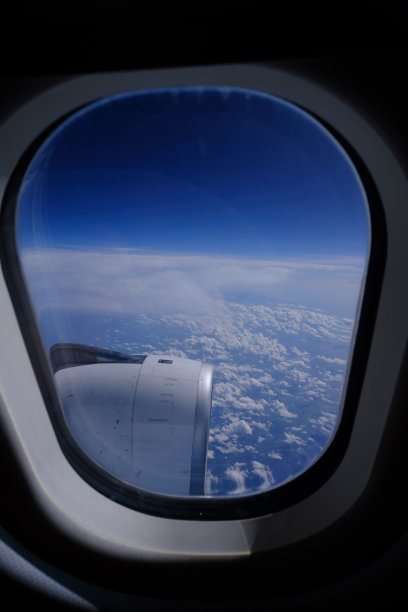 从飞机窗口看到的白云和蓝天图片下载