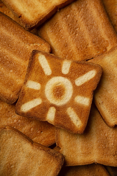 烤面包背景上的防晒防晒标志概念。图片下载