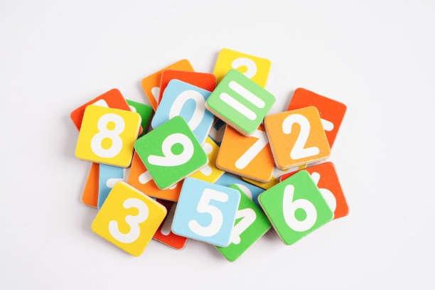 数字木块立方体用于学习数学，教育数学概念。图片下载