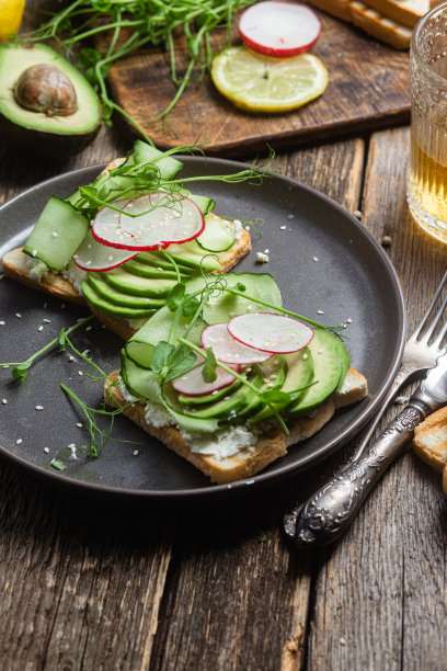 白面包吐司配上奶油奶酪、牛油果、黄瓜和萝卜图片下载