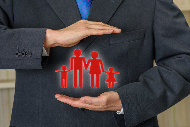 家庭人寿保险，财务概念:经纪人保护家庭成员(如父母和两个孩子)免受保险公司的保护，受益人将由保险公司用保险资金赔偿。图片下载