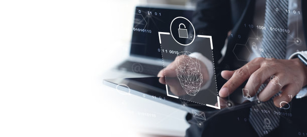 面部识别，生物识别安全系统，网络安全技术，数据保护理念。商人使用带有面部扫描的数字平板电脑，解锁后可以访问个人数据和网络图片下载