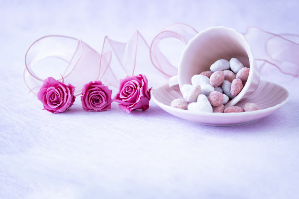 美味的糖果和粉红玫瑰图片下载