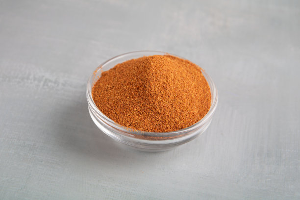 将辣椒酱放入玻璃碗中图片下载