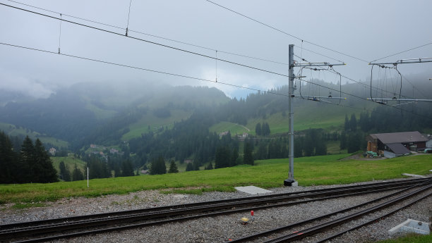 雾蒙蒙的火车站图片下载