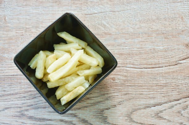 在杯子里拌了盐的炸薯条图片下载