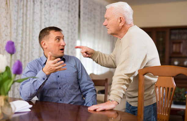 带着年迈父亲的男子图片下载