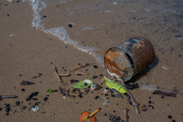 选择性地关注一个扔在沙滩上的生锈的罐子。环境污染与生态问题概念图图片下载