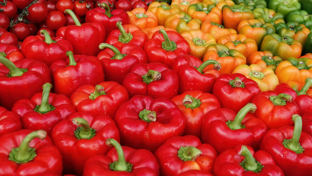 荷兰市场上出售的红、黄、绿甜椒。图片下载