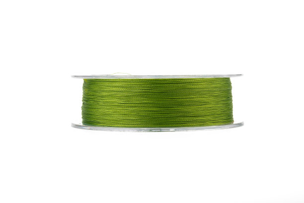在透明线圈上编织绿色钓鱼线，隔离，特写图片下载