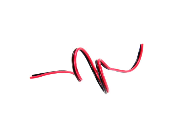 形状或强迫电线电缆的usb和适配器成一个曲线或角度。孤立在白色背景上。电子连接器。选择重点。图片下载