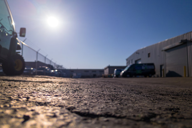 车辆和修理厂向下看图片下载