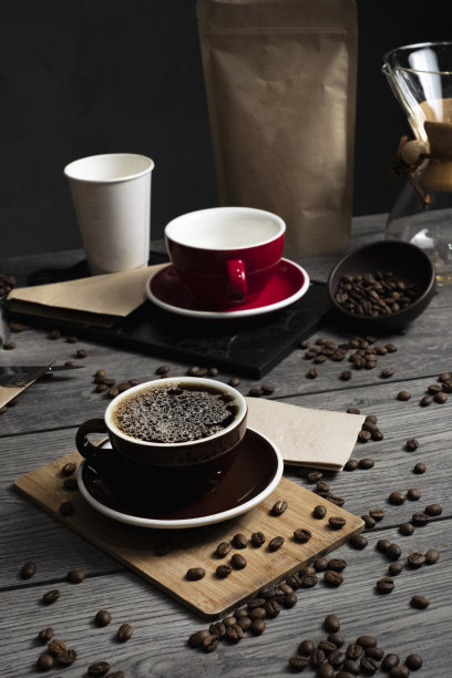 一张旧木桌上的咖啡照片。桌子上有咖啡杯、咖啡豆、咖啡袋和餐巾。垂直库存照片图片下载