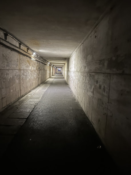 另一边是一条混凝土隧道图片下载