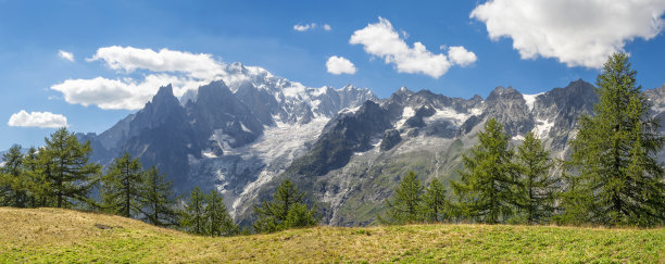 从意大利的Val Ferret山谷拍摄的勃朗峰全景。图片下载