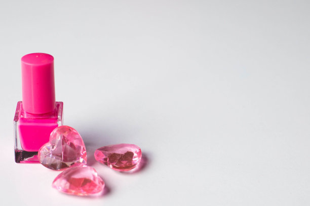 一小瓶粉色指甲油，旁边是其他粉色钻石图片下载