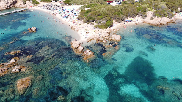 意大利撒丁岛翡翠海岸卡普里乔利海滩清澈碧绿的海水航拍图片下载