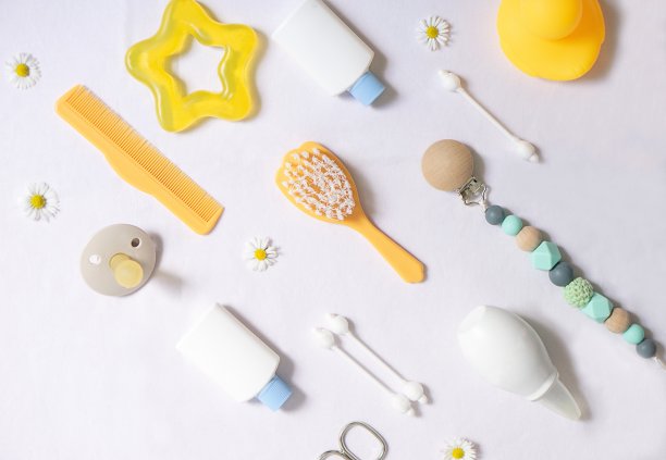 白色背景上不同的婴儿护理用品。图片下载