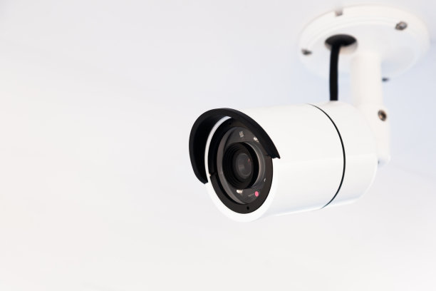 一艘昂贵的机动游艇船体上的闭路电视摄像头。白色的身体上装着白色的监控摄像头。图片下载