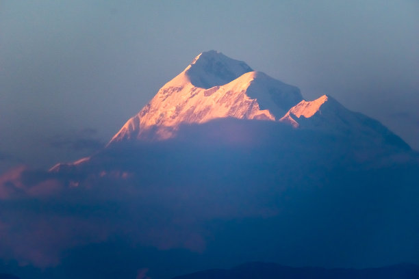 翠舒尔山雪峰的景色图片下载