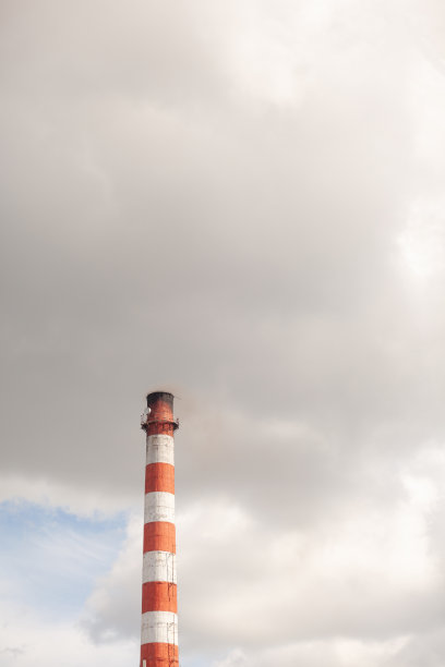 从锅炉房烟囱冒出来的白色浓烟。工业园区。图片下载