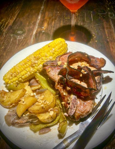 烤猪排配烤土豆和玉米图片下载