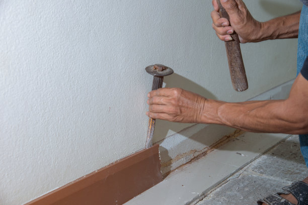 修理房子里的瓷砖，浴室墙壁上的照片引起黑色或棕色的霉菌。图片下载