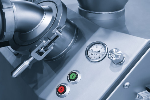 在流水线上进行烘焙产品的工业生产——食品厂的技术和机械图片下载