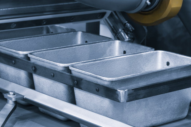 在流水线上进行烘焙产品的工业生产——食品厂的技术和机械图片下载