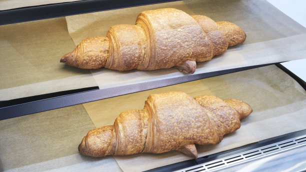 面包店或超市里美味的小面包图片下载