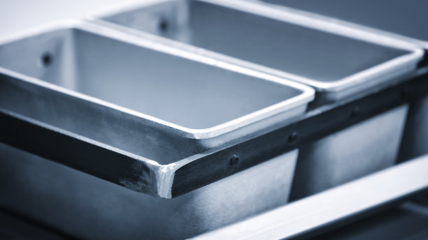 在流水线上进行烘焙产品的工业生产——食品厂的技术和机械图片下载