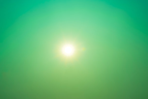背景图像显示阴影和反射的太阳照耀在绿色的天空。图片下载