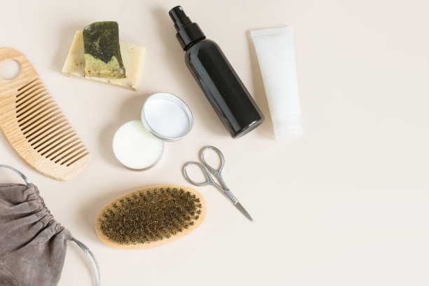 男性的自我保健。天然生态化妆品，用于面部、身体的皮肤护理。用于自我护理的化妆品。卫生。理发、头发和胡须护理。图片下载