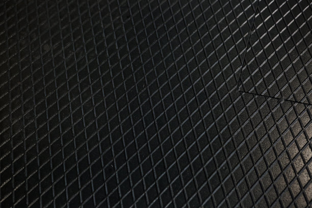黑色金属纹理钢背景。穿孔金属板。图片下载