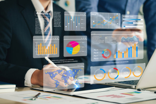 分析师在一台笔记本电脑上工作，显示数据业务分析和数据管理系统，并将KPI和指标连接到技术金融操作数据分析统计数据库。图片下载