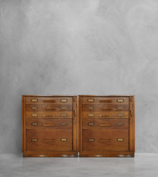 旧的木制橱柜，抽屉隔离在水泥背景上图片下载