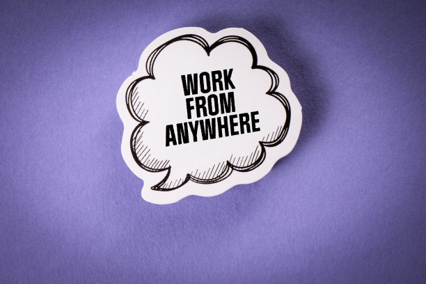 在任何地方工作。语音气泡与文字在紫色的背景图片下载