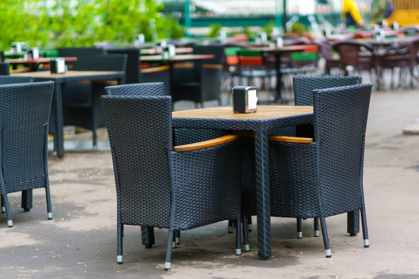 早春阴天空无一人的露天咖啡馆图片下载