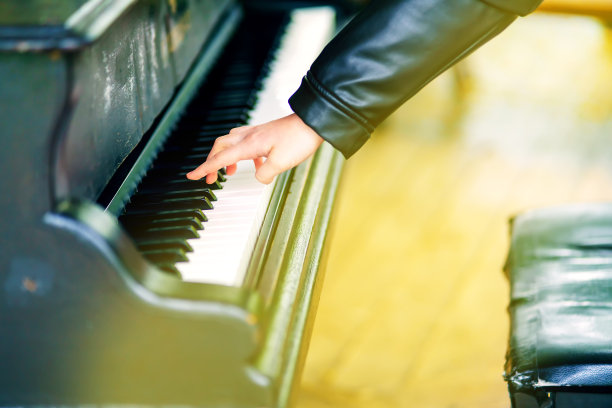 一个孩子试图弹奏街头钢琴的手图片下载