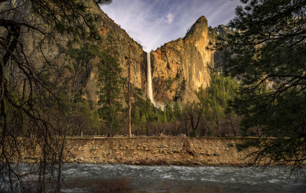 日落时的约塞米蒂山谷和新娘瀑布，加州约塞米蒂国家公园图片下载