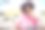 一个留着非洲式发型、戴着眼镜的黑人女孩在酒吧的露台上喝咖啡，对着镜头微笑的照片。图片下载