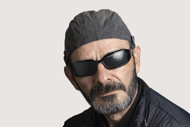 一名男子戴着黑帽子，戴着墨镜，留着白底胡子图片下载