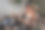 老夫妇坐在沙发上吃爆米花。他们在看电影。图片下载