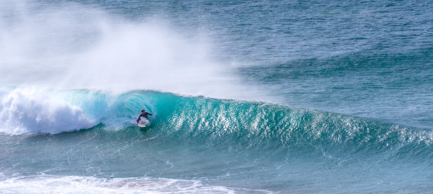 年轻人在大海的大浪上冲浪图片下载
